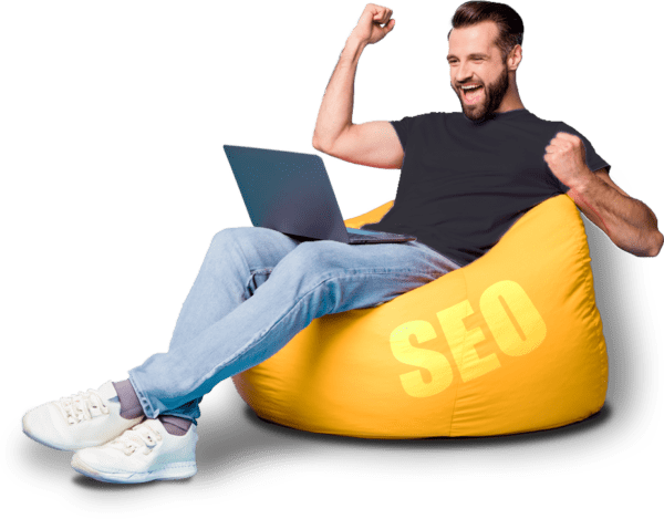 Homme souriant travaillant sur son site pour améliorer sa visibilité grâce à l’audit SEO WebRiders